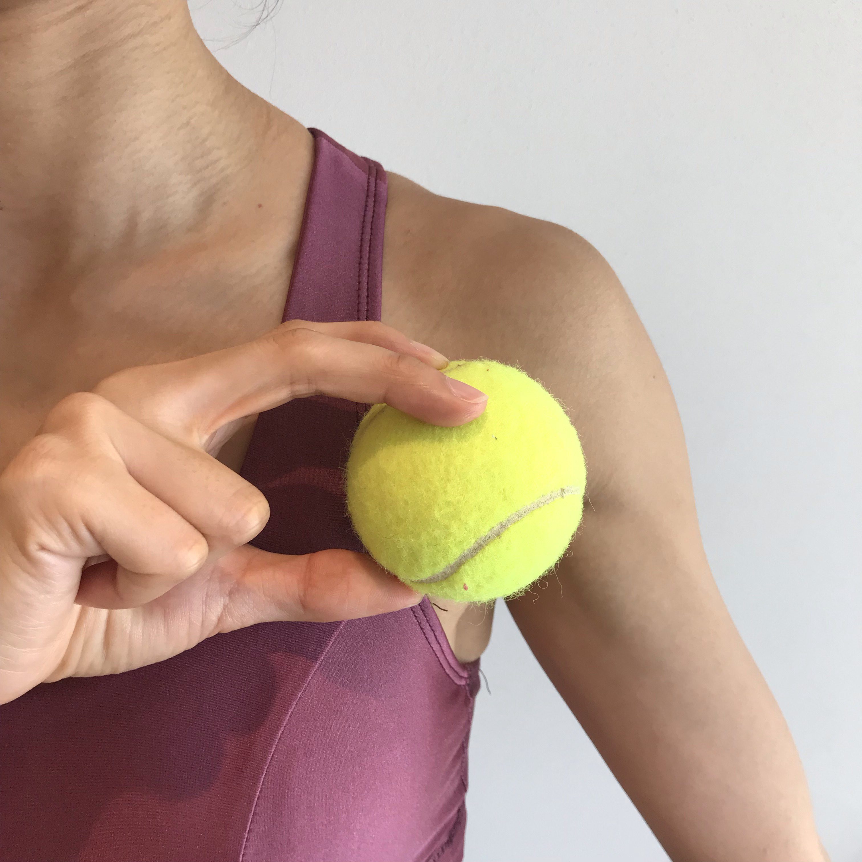 小胸筋のストレッチで巻き肩 肩こり 痛みが改善 壁 テニスボールを使ったメニューなど Slope スロープ